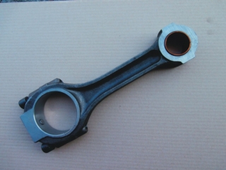 Ojnice motoru T813 - demont